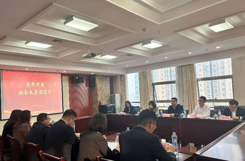 姚行长一行亲切走访协会秘书处慰问员工并指导工作